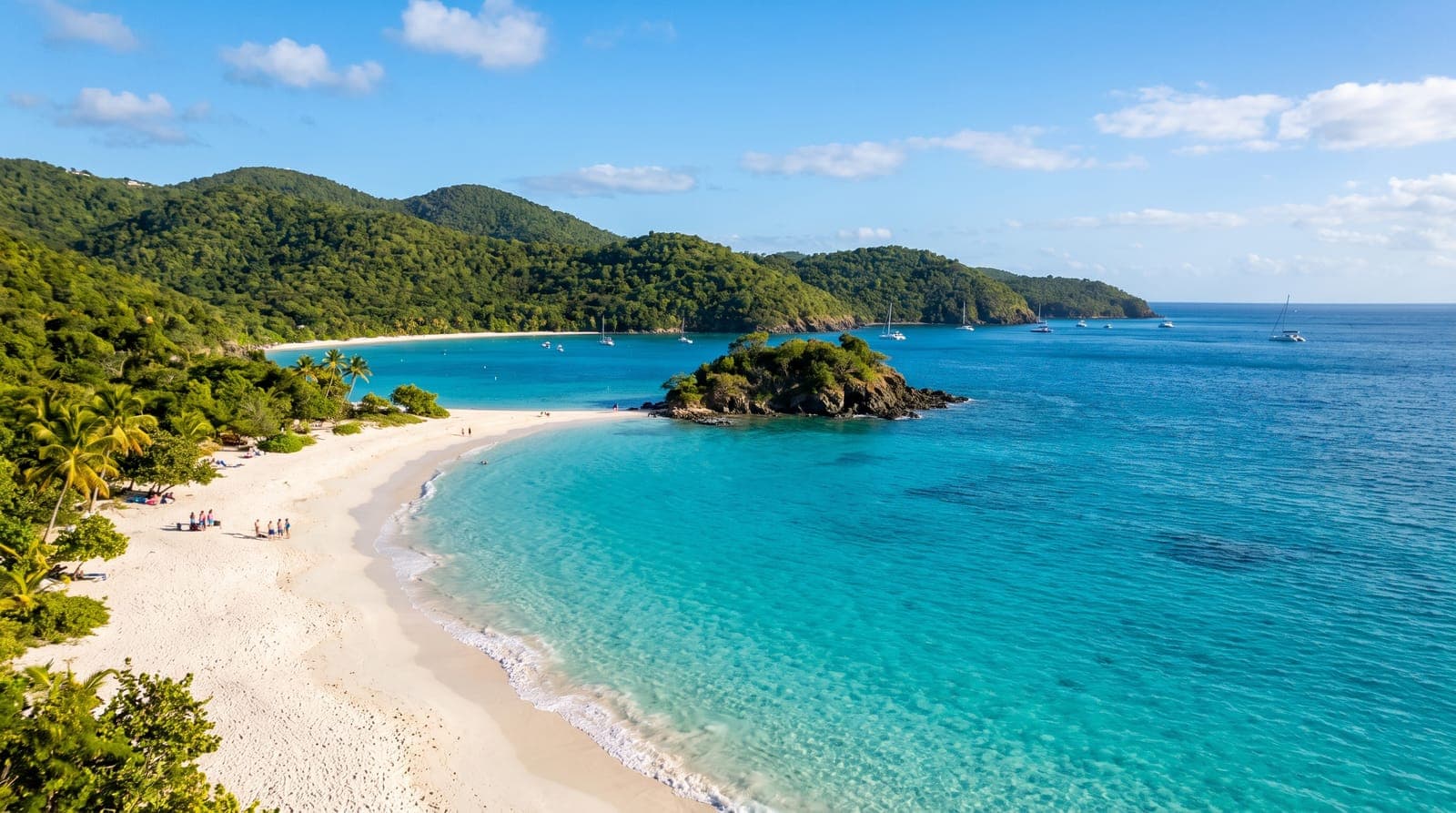 Trunk Bay auf Saint John, Amerikanische Jungferninseln: weißer Sand, türkisfarbenes Wasser und grüne Hügel