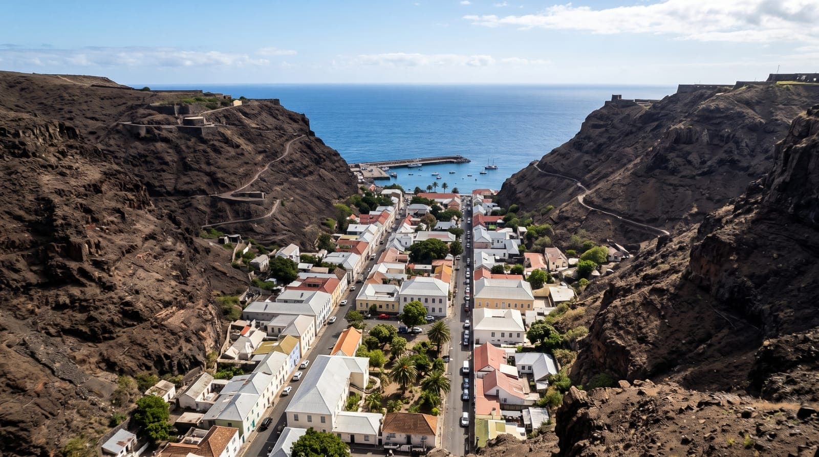 Jamestown auf St. Helena, eine Stadt, eingezwängt zwischen hohen vulkanischen Klippen, gegenüber dem Ozean