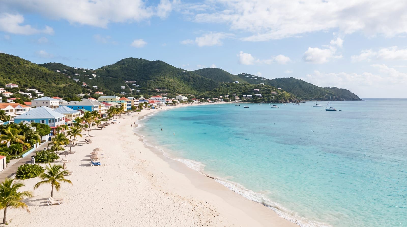 Bucht von Philipsburg auf Sint Maarten mit langem hellem Sandstrand, türkisfarbenem Meer und bunter Küstenstadt